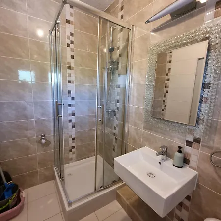 아파트 Zekic Family With Large Garden & Private Parking Quiet Area