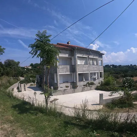 Zekic Family With Large Garden & Private Parking Quiet Area Apartment Lopar