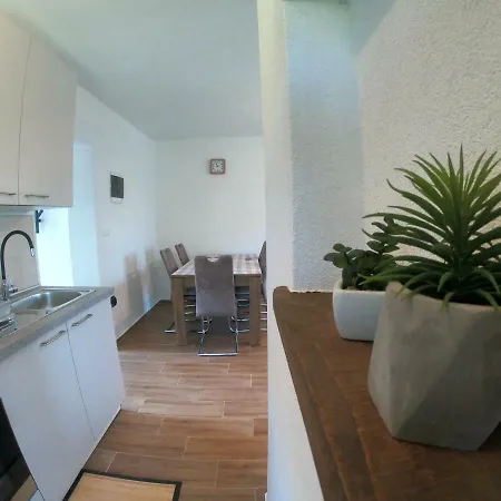 Apartment Zekic Family With Large Garden & Private Parking Quiet Area *