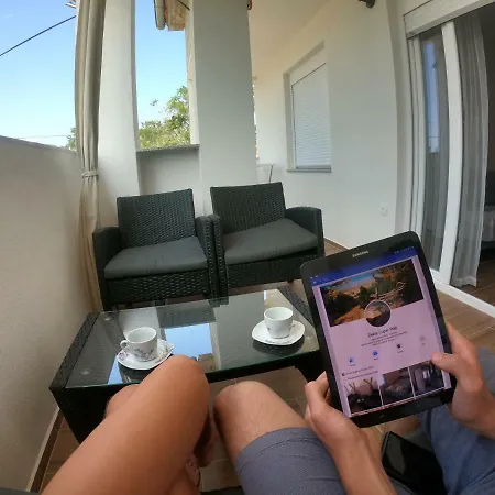 Zekic Family With Large Garden & Private Parking Quiet Area Apartment *