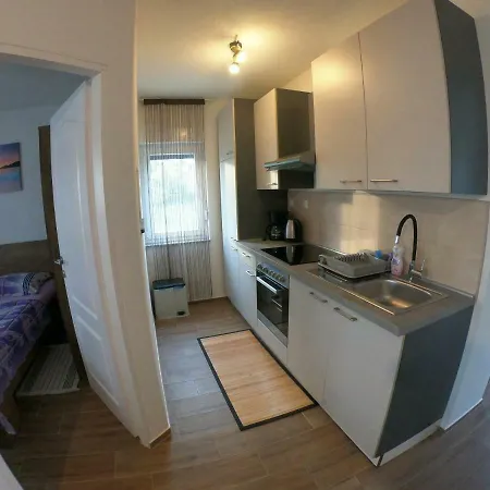 Zekic Family With Large Garden & Private Parking Quiet Area Apartment