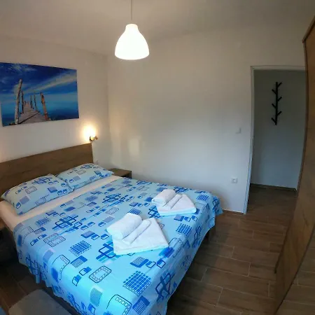 Zekic Family With Large Garden & Private Parking Quiet Area Apartment