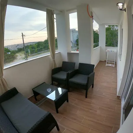 Zekic Family With Large Garden & Private Parking Quiet Area Apartment Lopar