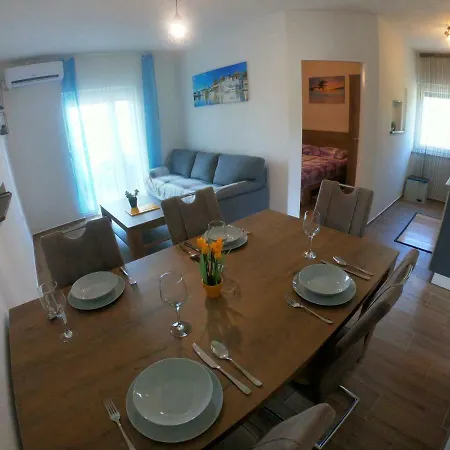 Zekic Family With Large Garden & Private Parking Quiet Area Apartment *