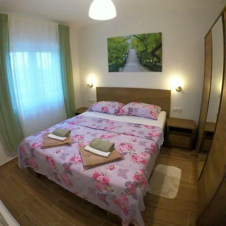 Zekic Family With Large Garden & Private Parking Quiet Area